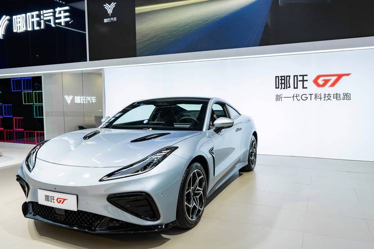 深圳19哪吒汽车在智能汽车领域的表现，领途汽车在新能源汽车市场中的影响力